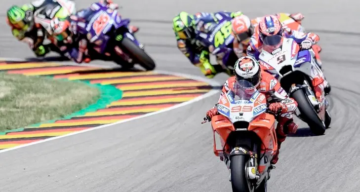 Marquez vince al Sachsenring davanti a Rossi e a Vinales