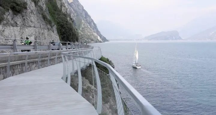 Gran festa per la ciclabile sospesa sul Garda Il ministro Toninelli: «Straordinaria»