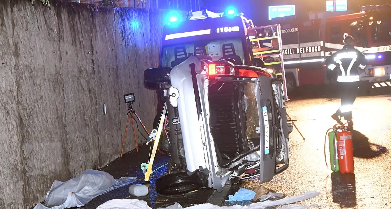 Schianto mortale all'uscita della galleria di Martignano Si ribalta con l'auto: muore un uomo di 61 anni