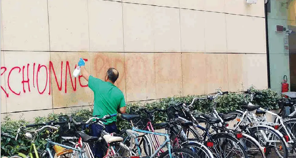 Dall'invasione di vermi ai muri imbrattati
