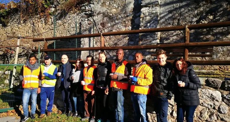 Migranti e volontari al lavoro per la ciclabile lungo il torrente Ala