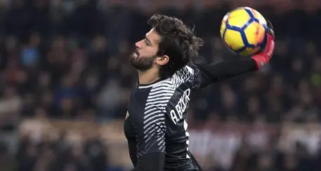 Alisson lascia Roma e vola a Liverpool per le visite mediche