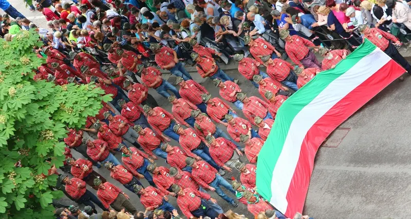 L'Adunata dei 500 mila a Trento 80mila alpini in sfilata e 120 milioni di indotto