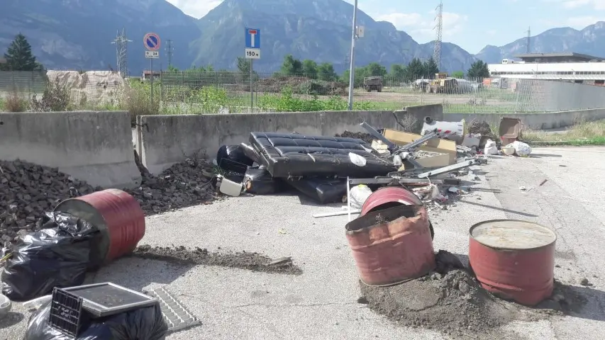 spini di gardolo - rifiuti abbandonati in zona industriale