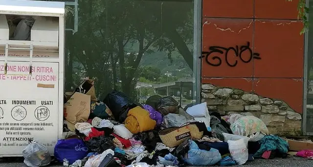 Il Comune dichiara guerra ai bidoni di vestiti usati