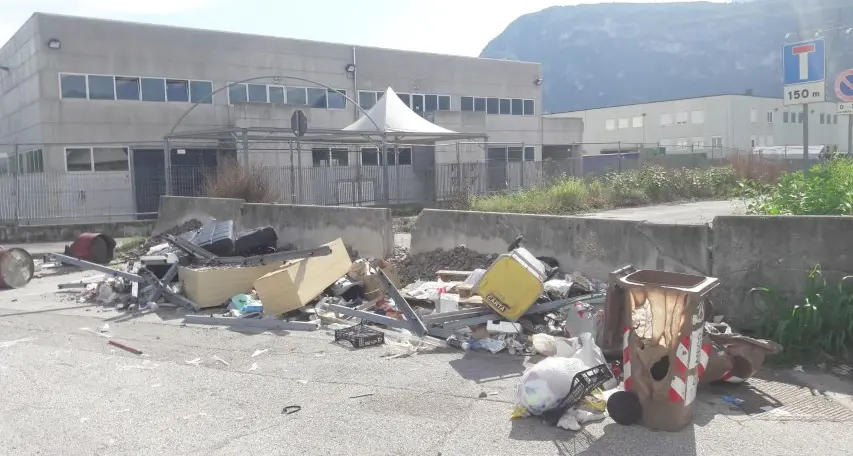 Allarme rifiuti a Spini Discarica in via dell'Ora
