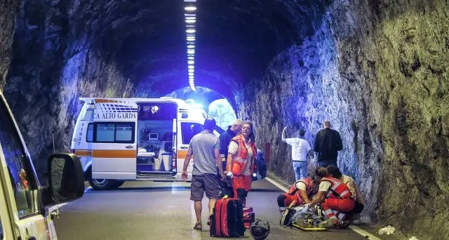 Incidente in galleria Cade con lo scooter: ferito