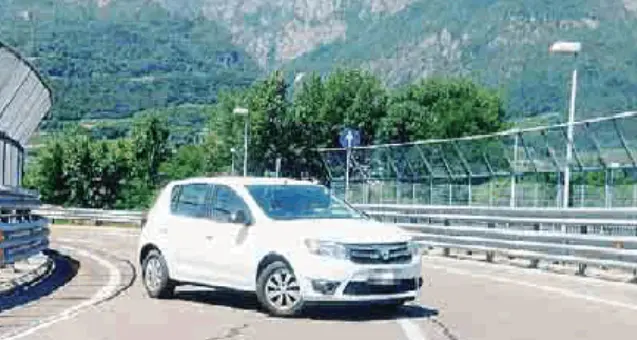 Imbocca contromano la rotatoria Trento Sud: paura al Marinaio