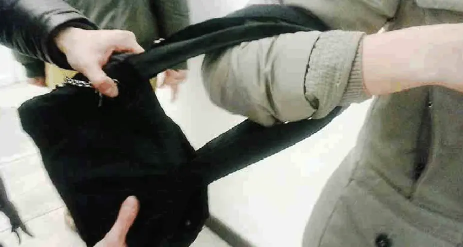 Scippo a Piedicastello Caccia allo scippatore