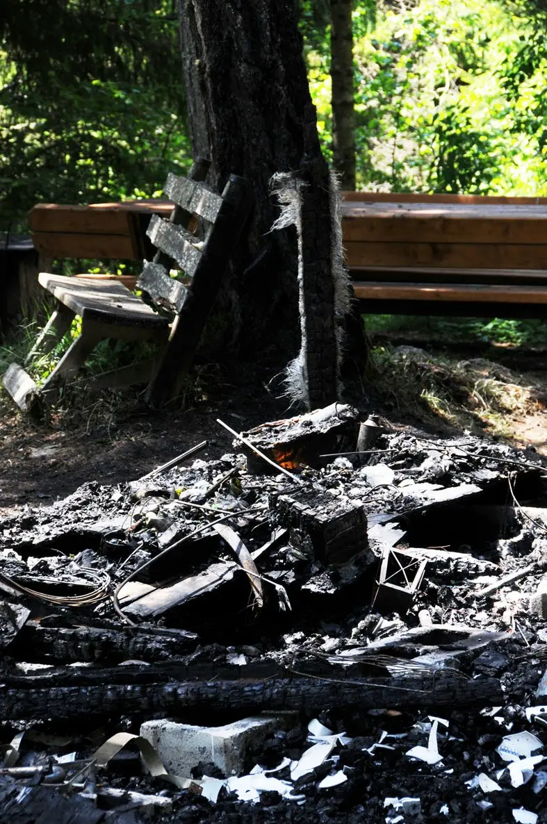 Ritorna il piromane delle baite Nella notte incendio sulla Mendola