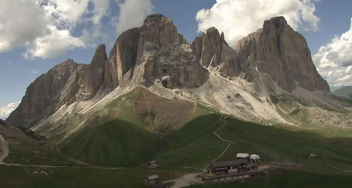 Dal 23 luglio al 31 agosto accessi con il pass al Passo Sella