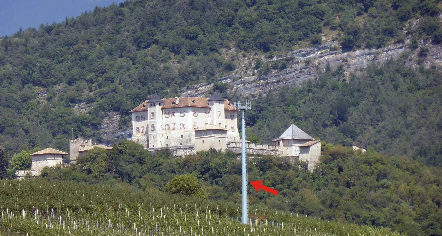 Castel Thun con vista «antenna» Il sindaco frena: «Tutto autorizzato»