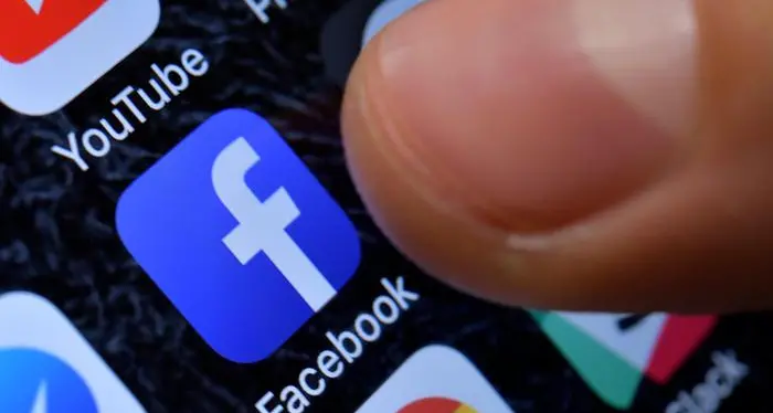 Wsj: Facebook ha trattato con le banche per i dati degli utenti