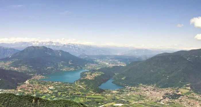 Il Trentino si tinge di blu: 10 bandiere ai nostri laghi