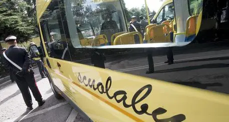 Mette in salvo i bimbi dello scuolabus, poi muore