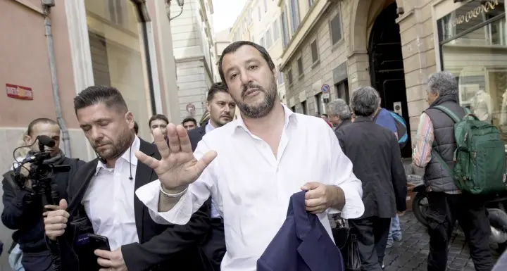 Salvini contro i centri sociali twitta: sto con gli Alpini!