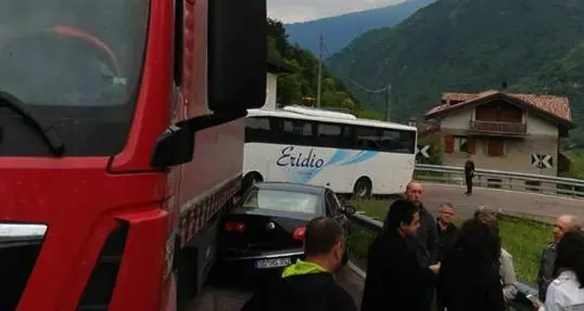 Auto e camion «incastrati» E il traffico va in tilt