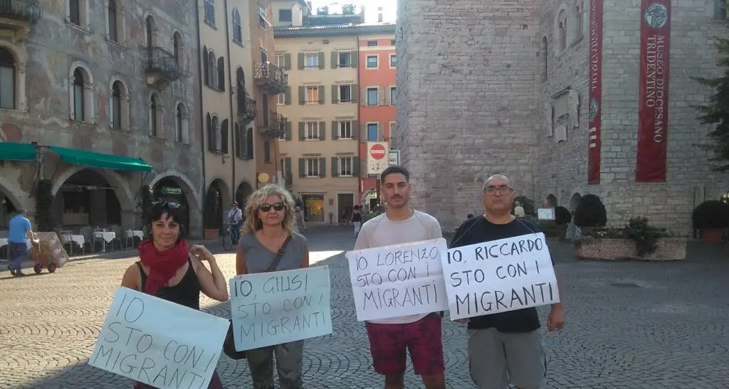 In piazza Duomo con il cartello «Io sto con i migranti»