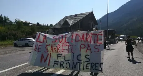 Presidio pro-migranti manda in tilt il traffico