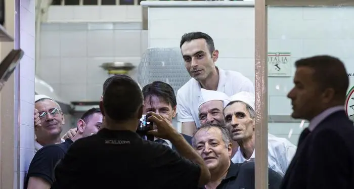 Conte in pizzeria, selfie e strette di mano
