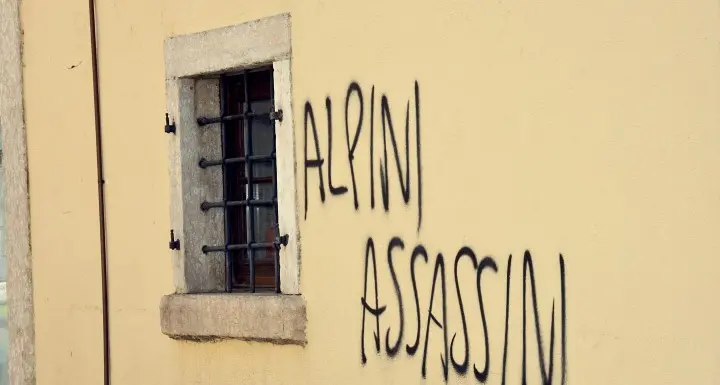 Zaia: spregevoli e deliranti le scritte contro gli alpini