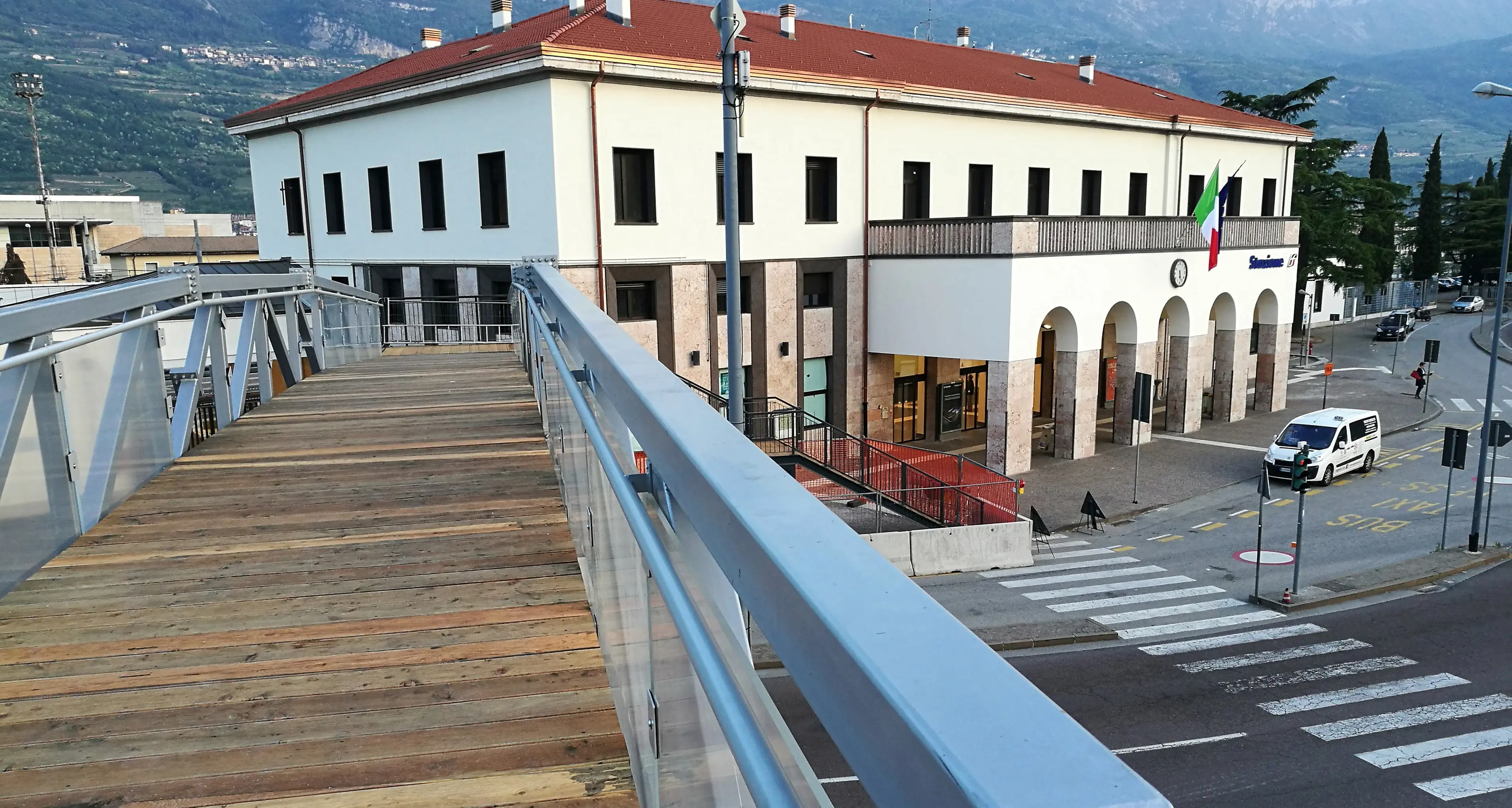 Apre la passerella tra la stazione e la città