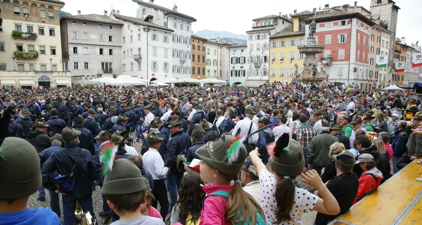 Già 290mila persone in città per l'Adunata Soccorsi: 257 casi, 33 ricoveri: 7 sono gravi