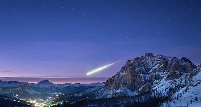 Lo straordinario scatto: la meteora sulle Dolomiti