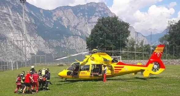 Cade in discesa: casco rotto Ciclista trentino all'ospedale