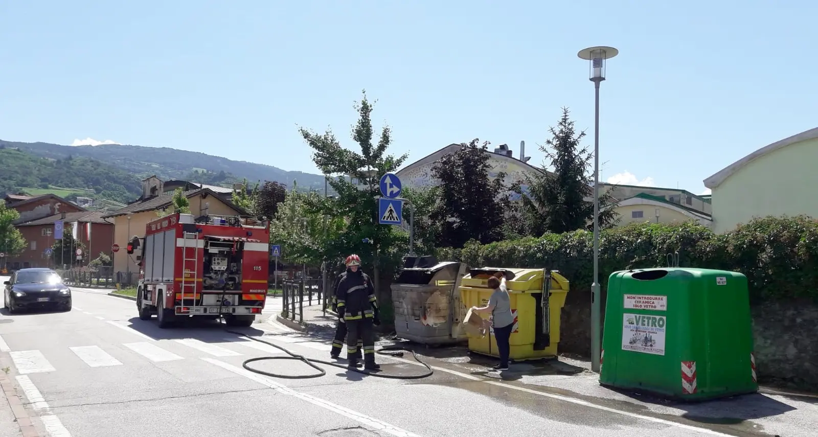 Due cassonetti dati alle fiamme Identificato il baby piromane