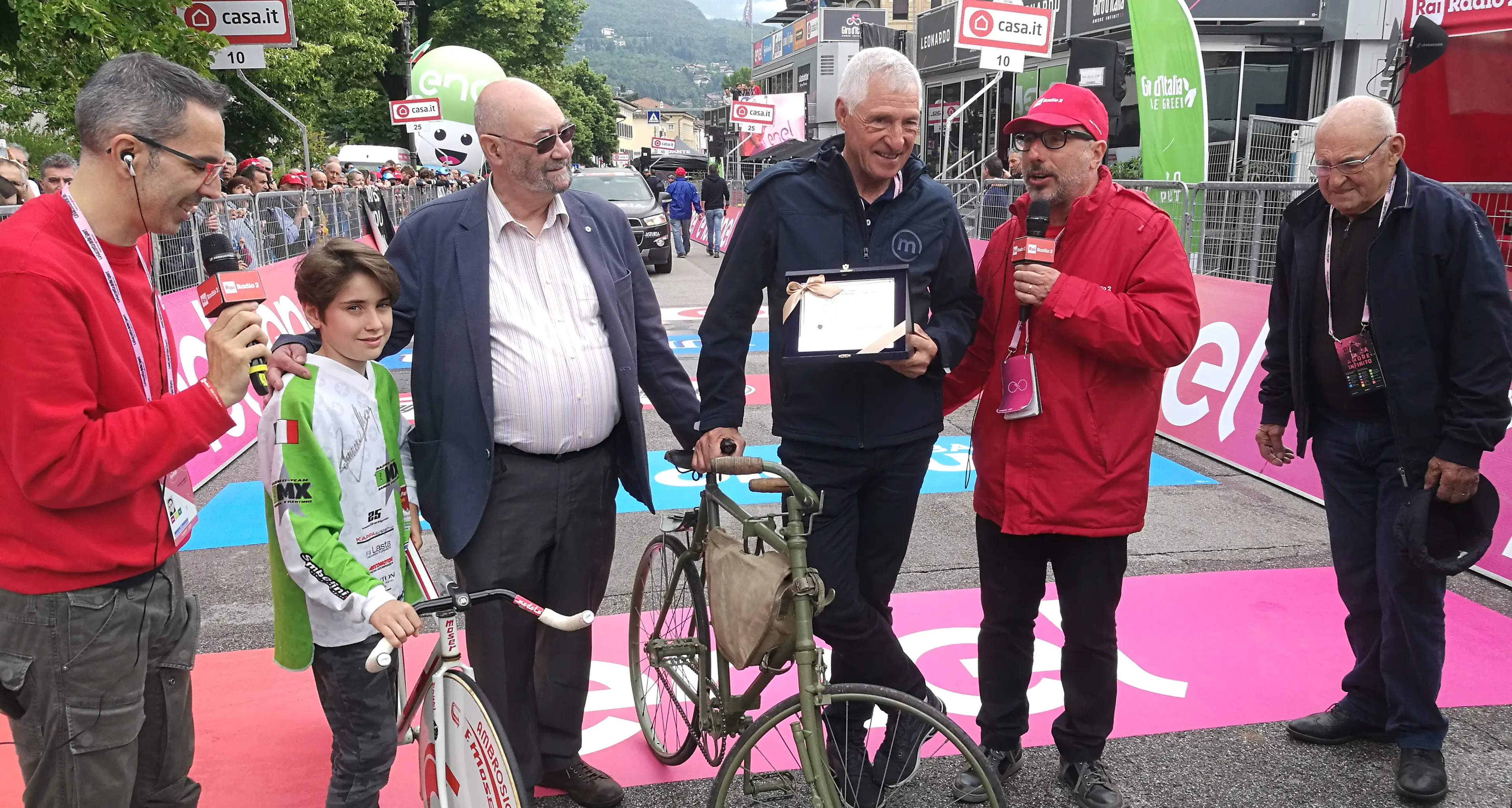 Giro d'Italia, la cronometro di Francesco Moser in sella a una Bianchi di 101 anni fa - Video