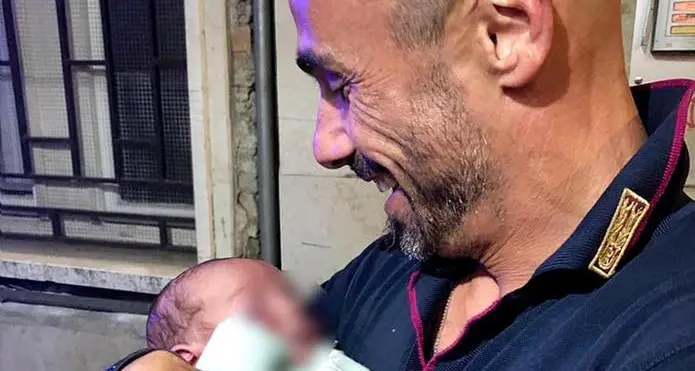 Brescia, neonato abbandonato con biberon, coperta e cambi