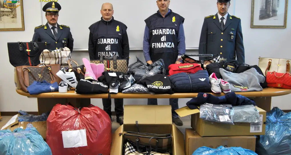 Smerciava griffe contraffatte Denunciato un senegalese