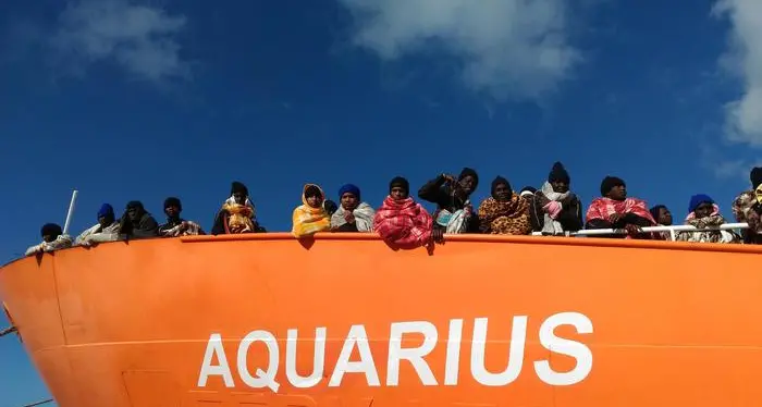 La Spagna accoglierà i 600 migranti della Aquarius