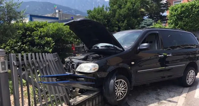 Gardolo, auto fuori strada centra un raccordo del gas