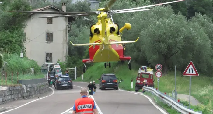 Cade con la bicicletta Soccorso dall'elicottero