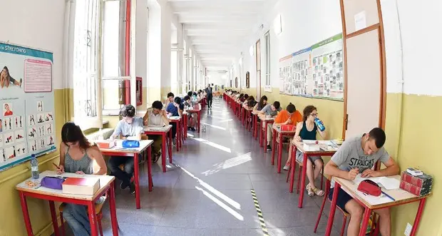 Maturità: così gli studenti si «preparano» all'esame: dai biglietti agli smartphone