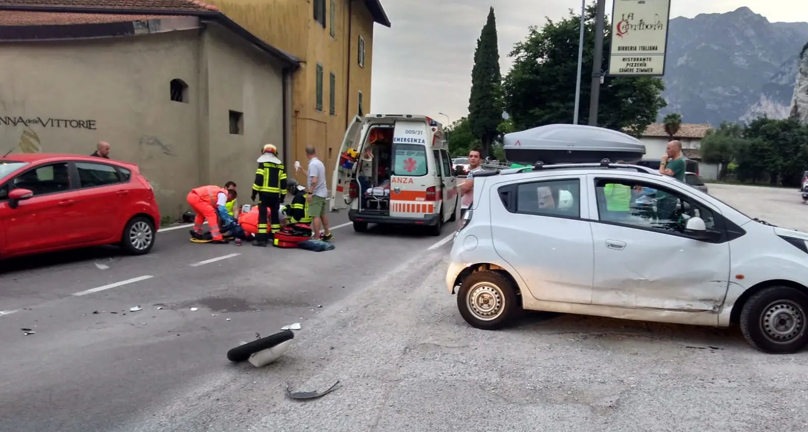 Scontro tra auto e scooter Ferito un uomo di 38 anni