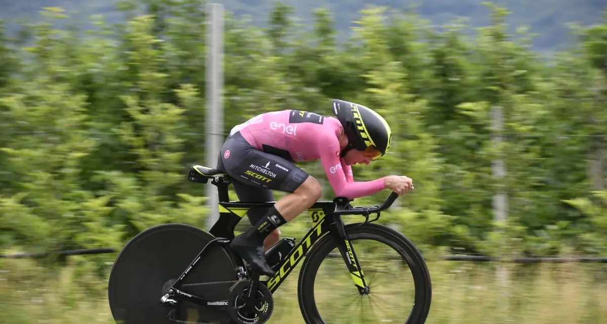 Dennis vince la crono da Trento a Rovereto Simon Yates mantiene la maglia rosa