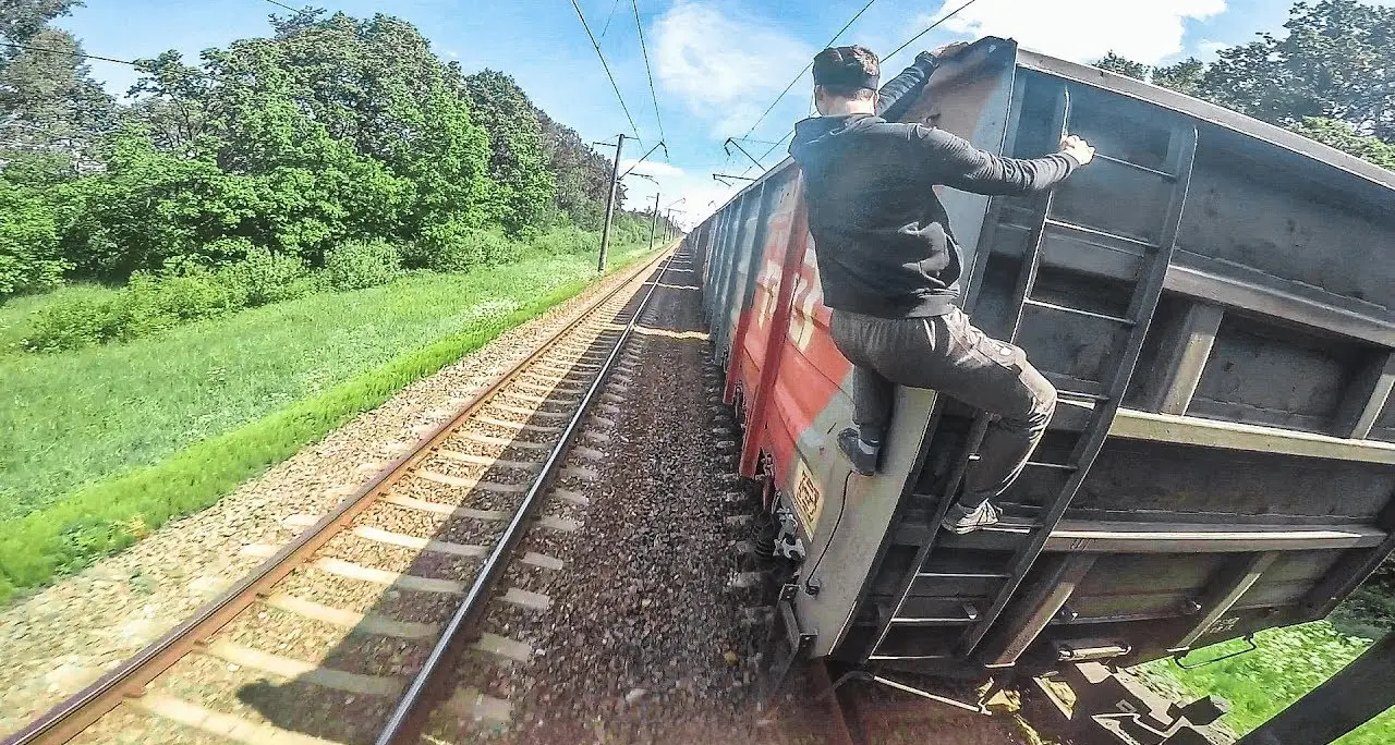 Fanno «train surfing» su vagoni Denunciati due giovani a Torino