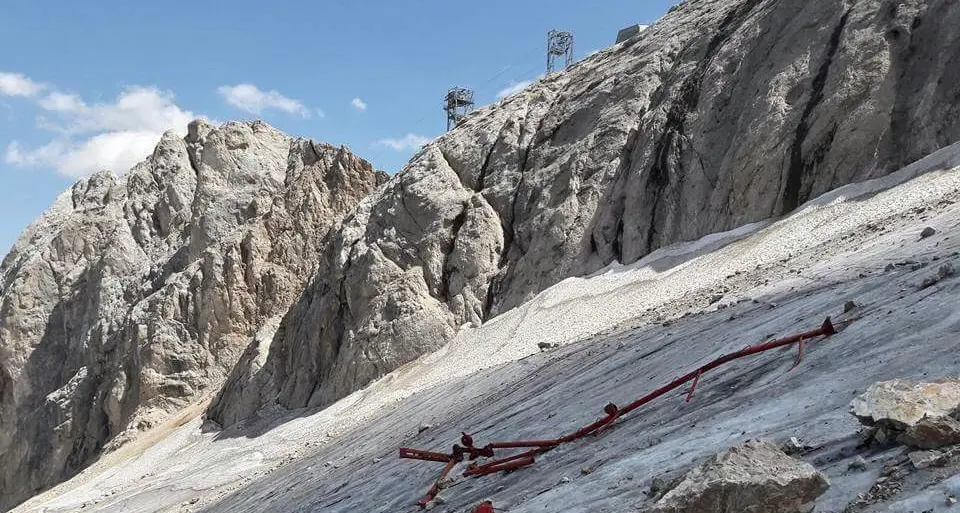 Una tonnellata di rifiuti Il \"raccolto\" sulla Marmolada