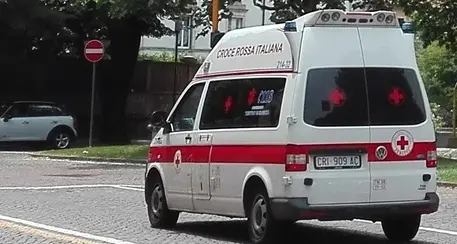 Attraversa in bici sulle strisce Investita: 16enne in ospedale