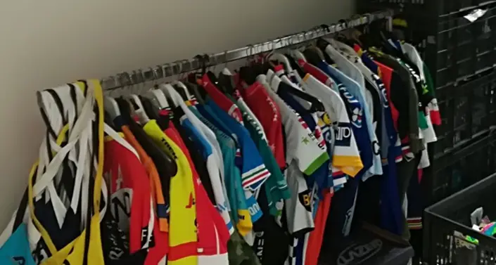 Maglie del Giro taroccate e finte polo di lusso Finanza: doppio sequestro
