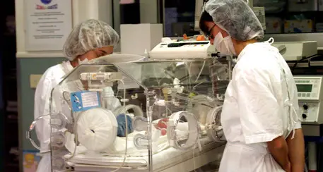In coma da tre mesi partorisce una bimba