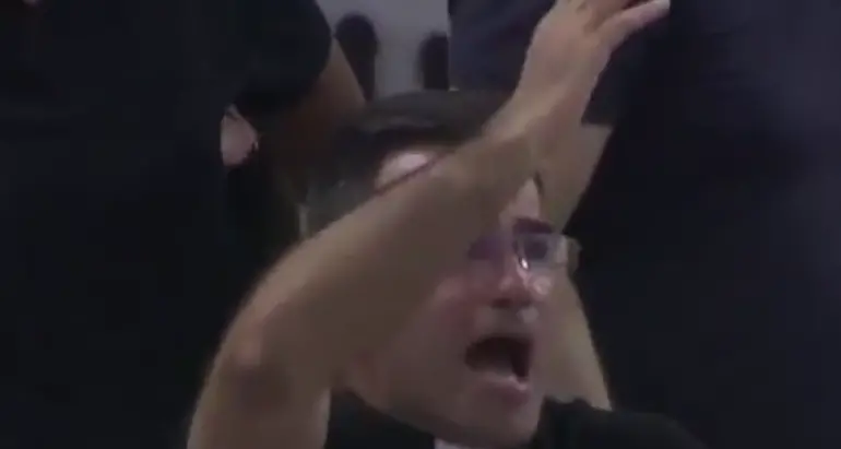 Che tifo per l'Aquila Basket Anche don Daniele... Video