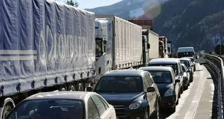 Limitazioni ai Tir, Toninelli attacca l'Austria e chiede l'intervento Ue