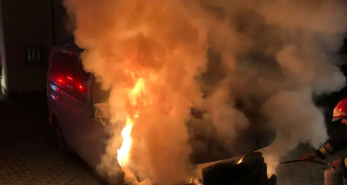 Cavalese: in fiamme il furgone dell'albergo Trovati inneschi: piromane ripreso in video
