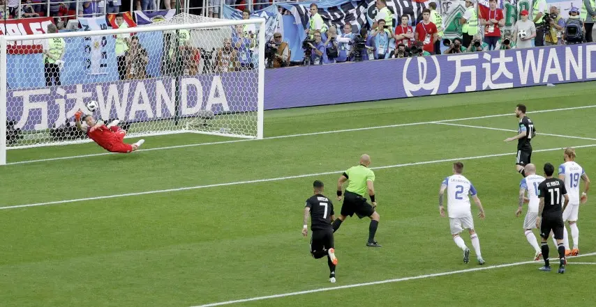 Iceland goalkeeper Hannes Halldorsson saves a penalty attempt by Argentina's Lionel Messi during the group D match between Argentina and Iceland at the 2018 soccer World Cup in the Spartak Stadium in Moscow, Russia, Saturday, June 16, 2018. (ANSA/AP Photo/Rebecca Blackwell) [CopyrightNotice: Copyright 2018 The Associated Press. All rights reserved.]