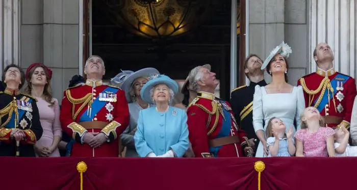 Prime nozze gay nella royal family: il cugino della regina sposa il compagno