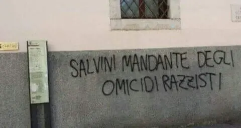 Scritte contro Salvini in via Garibaldi. Il ministro: \"Fanno pena\"